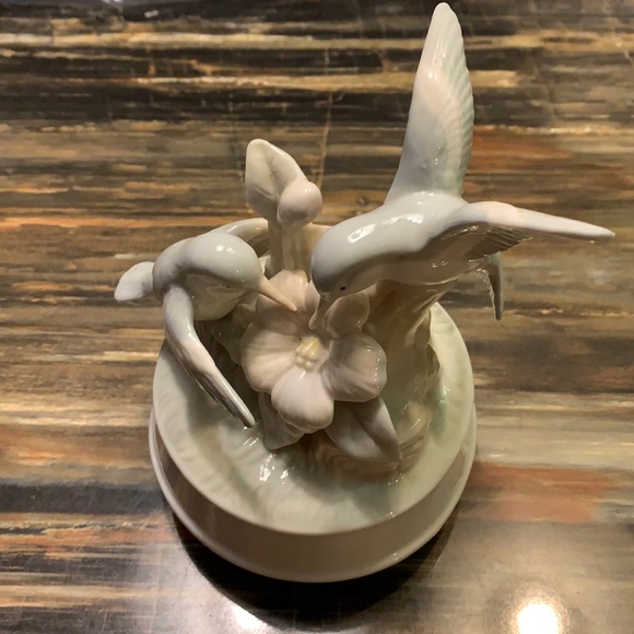 SALE!! Porcelain humming bird musicbox.  2 - Picture 4 of 7